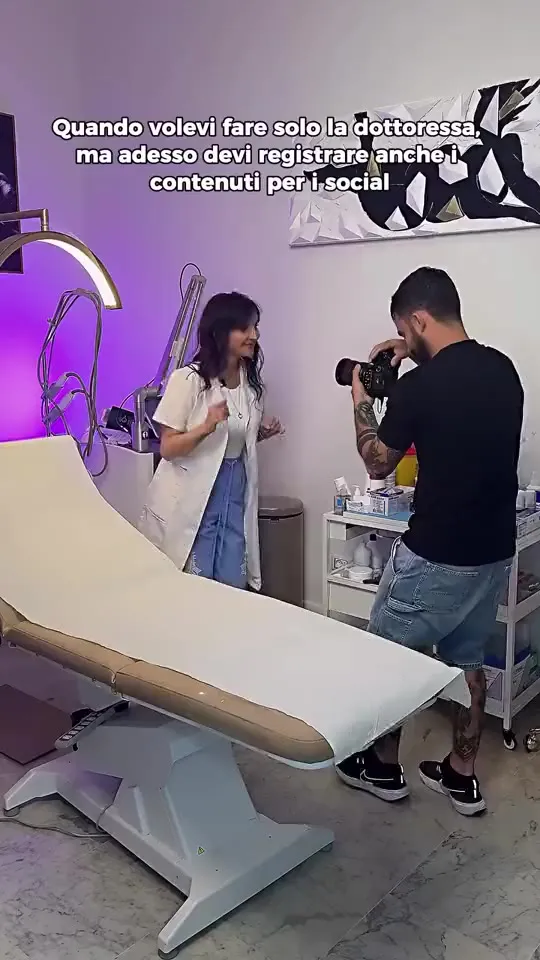 Clara Melis, in camice, nel suo studio durante uno shooting per i social