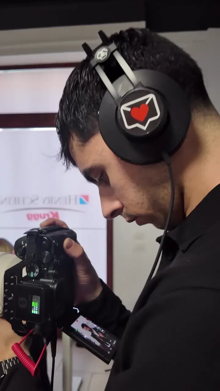 Videomaker di Social Media Vibes controlla la ripresa sul monitor